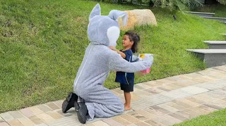 Став великоднім кроликом: зірка Барси вразив сина сюрпризом на честь свята