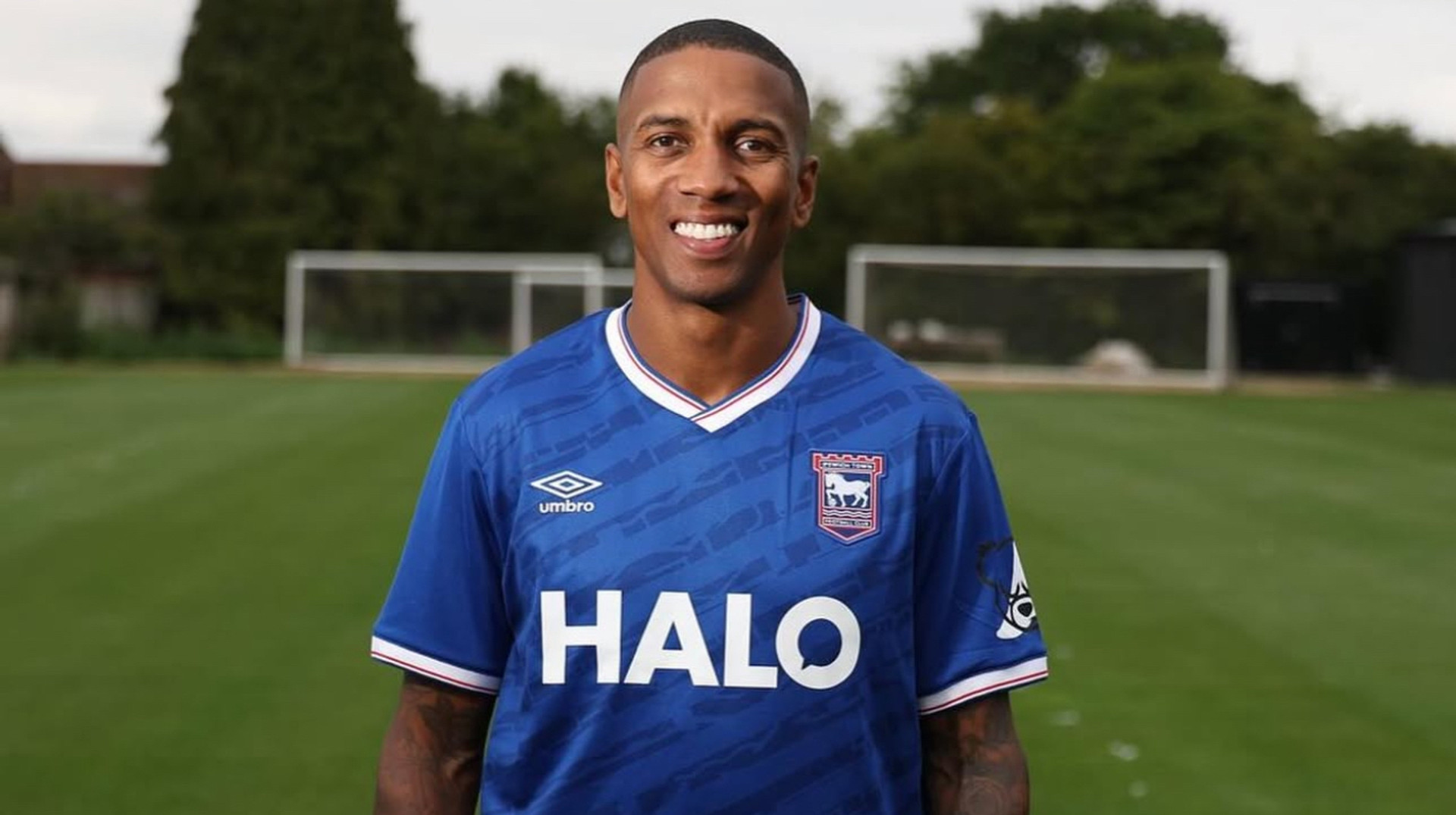 Фейл дня: у легенди МЮ брали інтервʼю, доки на фоні стояв одноклубник з оголеними сідницями