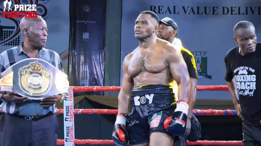 52-летний боксер, который бросал вызов Усику, потерпел первое поражение с 1994 года