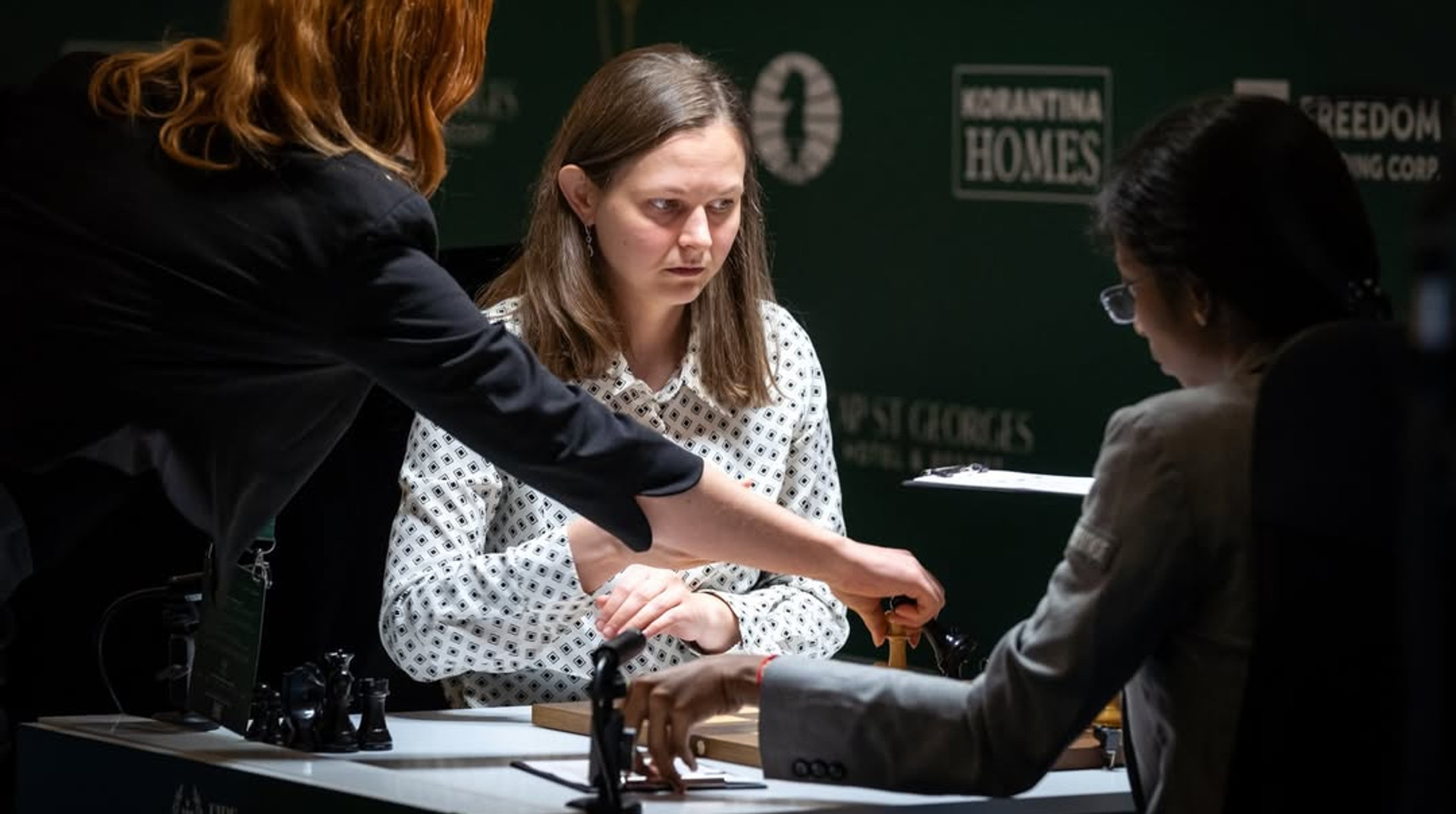 Анна Музичук проти Вайшалі Рамешбабу