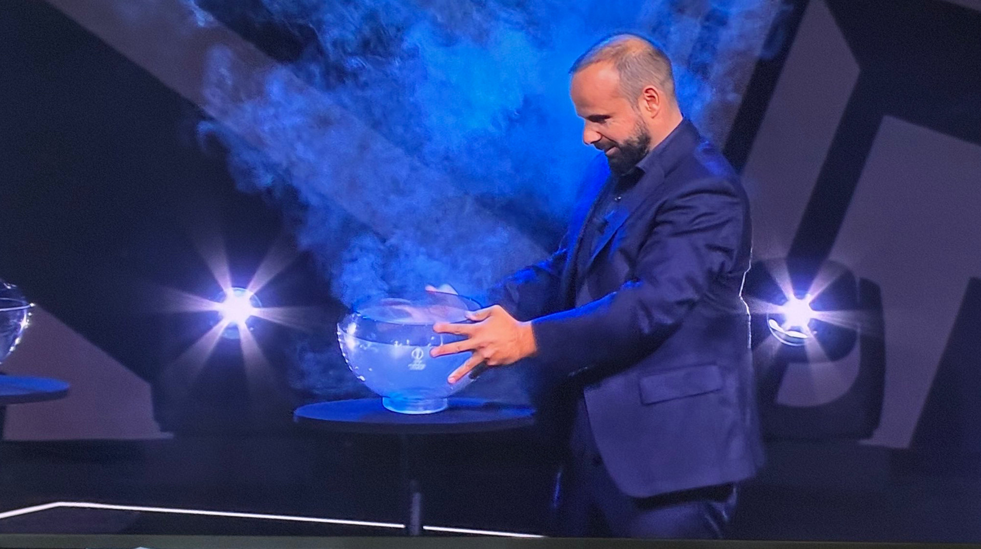 Магия в прямом эфире: УЕФА устроила шоу во время жеребьевки Лиги Европы