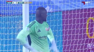 Хотів зіграти по-волейбольному: голкіпер катарського клубу сам закинув собі неймовірний автогол