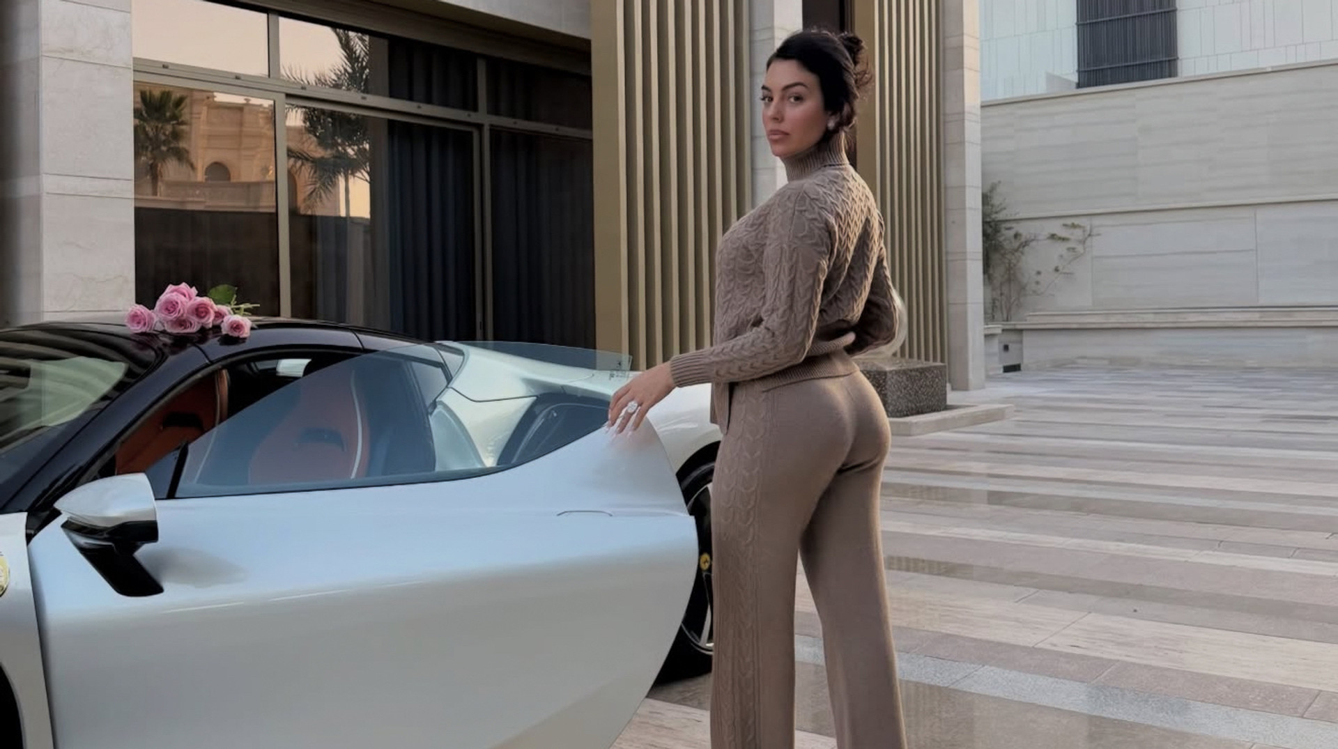 Не тільки Rolex: Роналду подарував Джорджині на 32-річчя Ferrari за понад півмільйона доларів