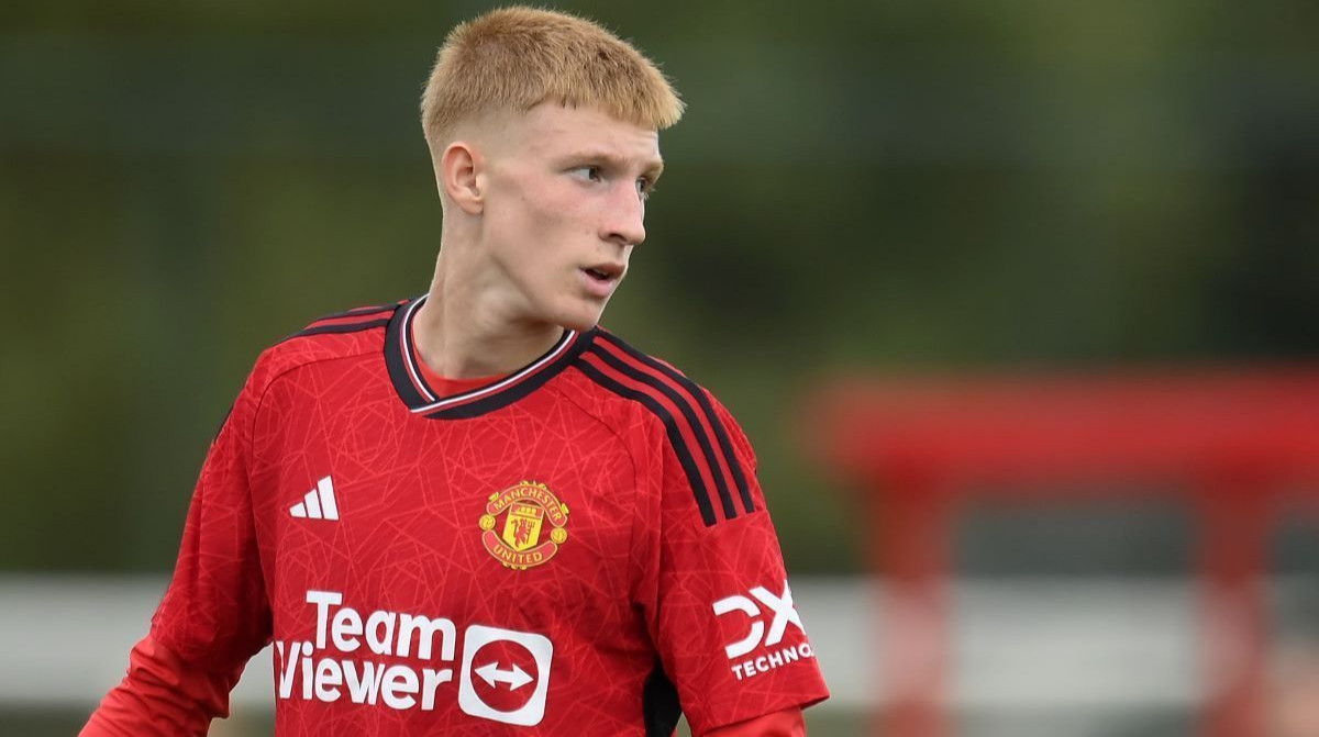 Манчестер Юнайтед ведет переговоры о продаже украинского полузащитника