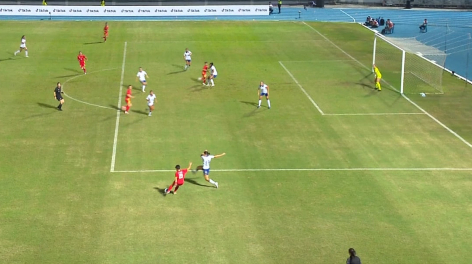 Арбітриня позбавила жіночу збірну В'єтнаму перемоги у турнірі, зафіксувавши примарний офсайд