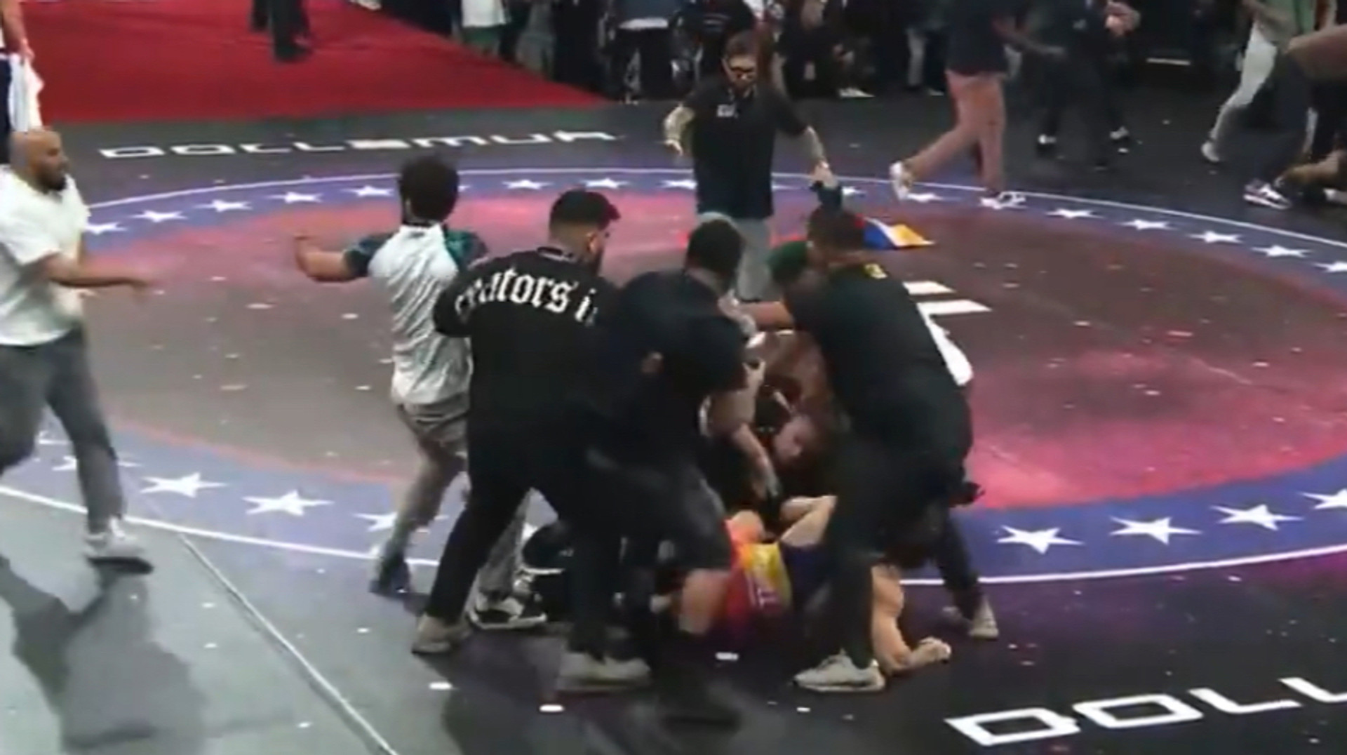 Набросился на соперника с кулаками: российский боец UFC устроил массовую драку на турнире по борьбе