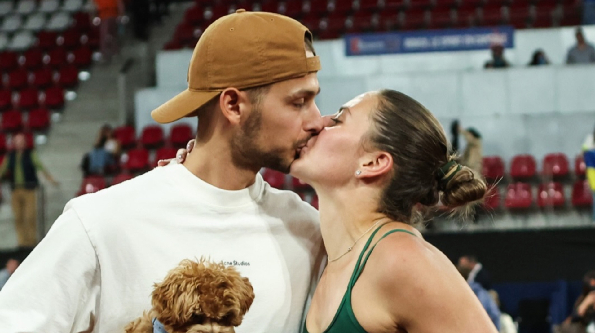 Фото дня: Костюк відзначила тріумф на турнірі у Руані пристрасним поцілунком із чоловіком