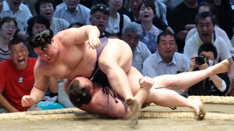 Сумоїст Аонішікі відреагував на свою першу поразку на турнірі Nagoya Basho