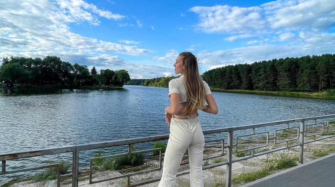 Підготовка до Олімпіади по-домашньому: українська біатлоністка збирає ягоди для випічки