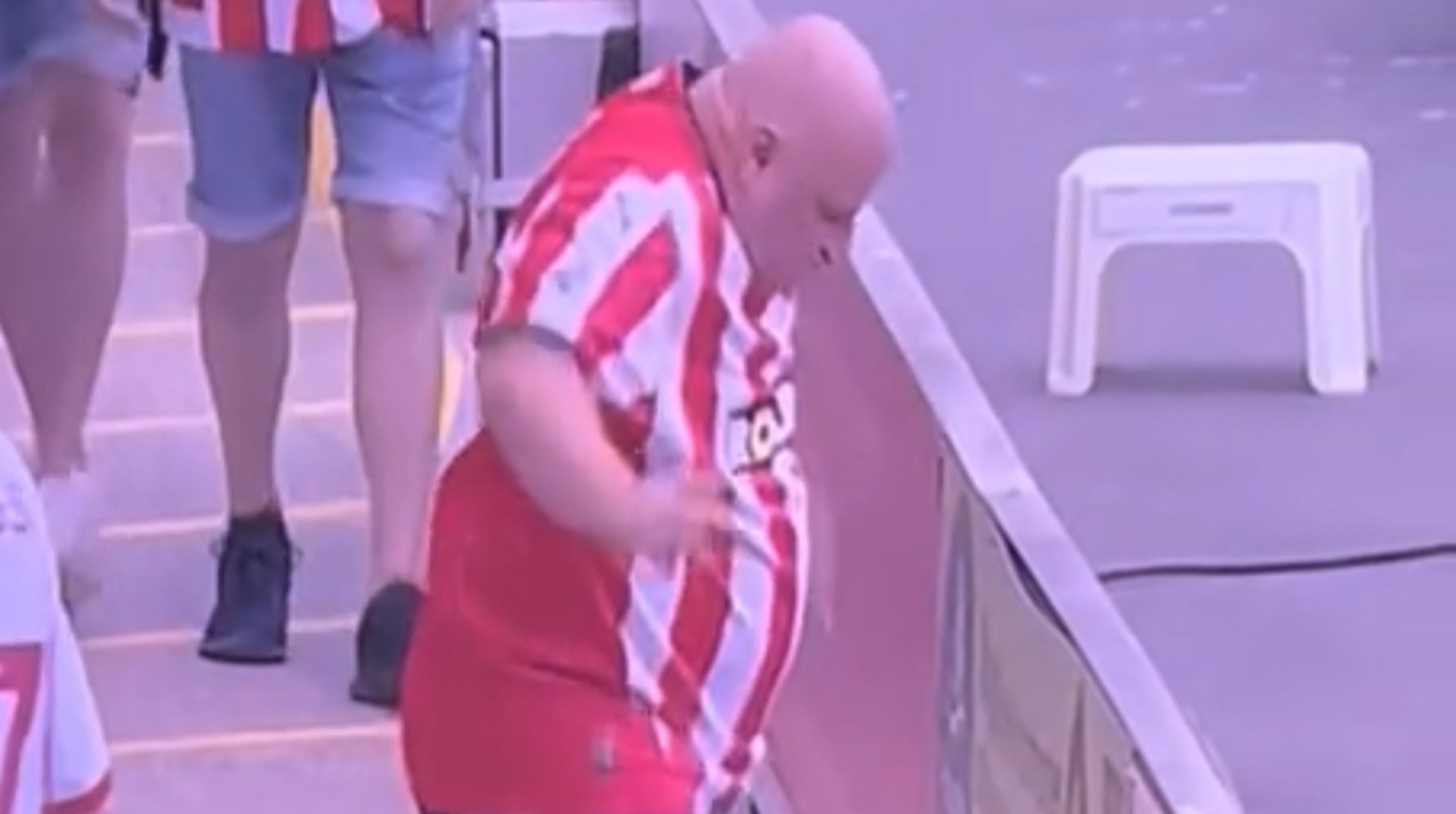 Заядлый фанат Саутгемптона стал звездой соцсетей благодаря зажигательному танцу на трибуне