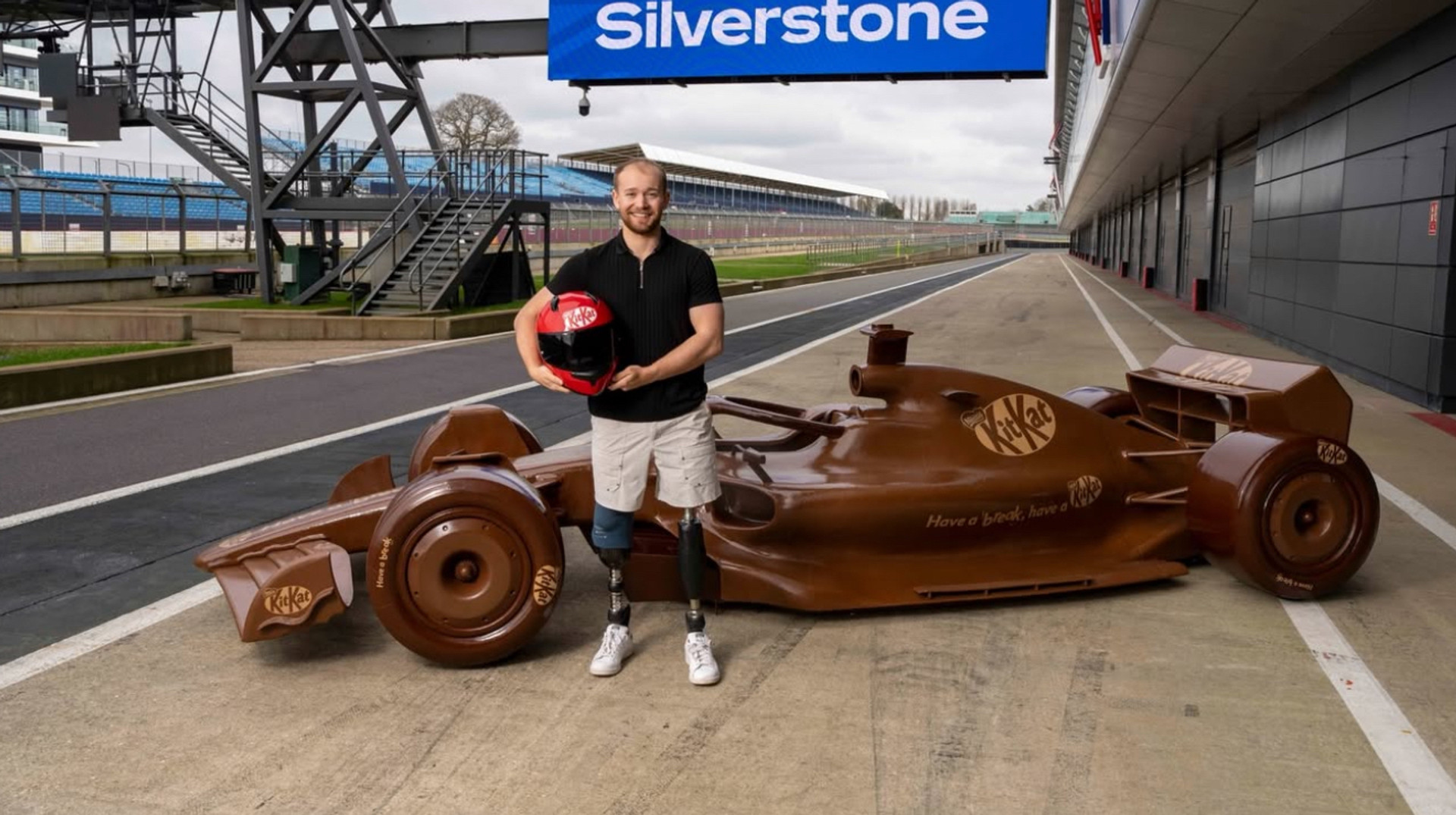 Известный бренд сладостей сделал болид Формулы-1 из шоколада в натуральную величину