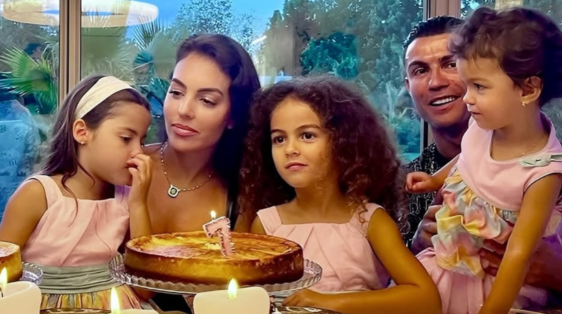 Оточений сильними жінками: Роналду ніжно привітав родину з 8 березня