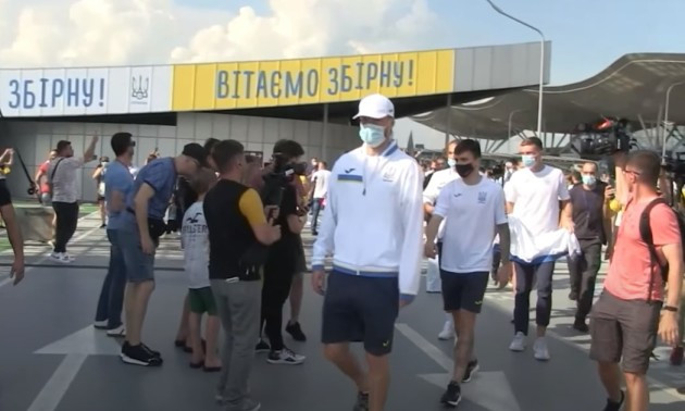 Уболівальники зустріли збірну України в аеропорту Борисполя