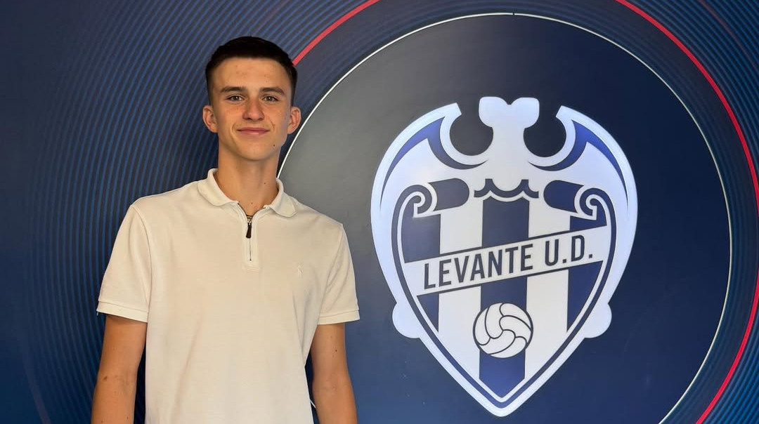 15-летний украинский вратарь, которым интересуется Реал, провел дебютную тренировку с первой командой Леванте