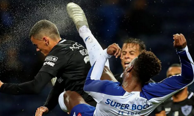 Футболіст Порту нокаутував суперника ударом ногою у голову