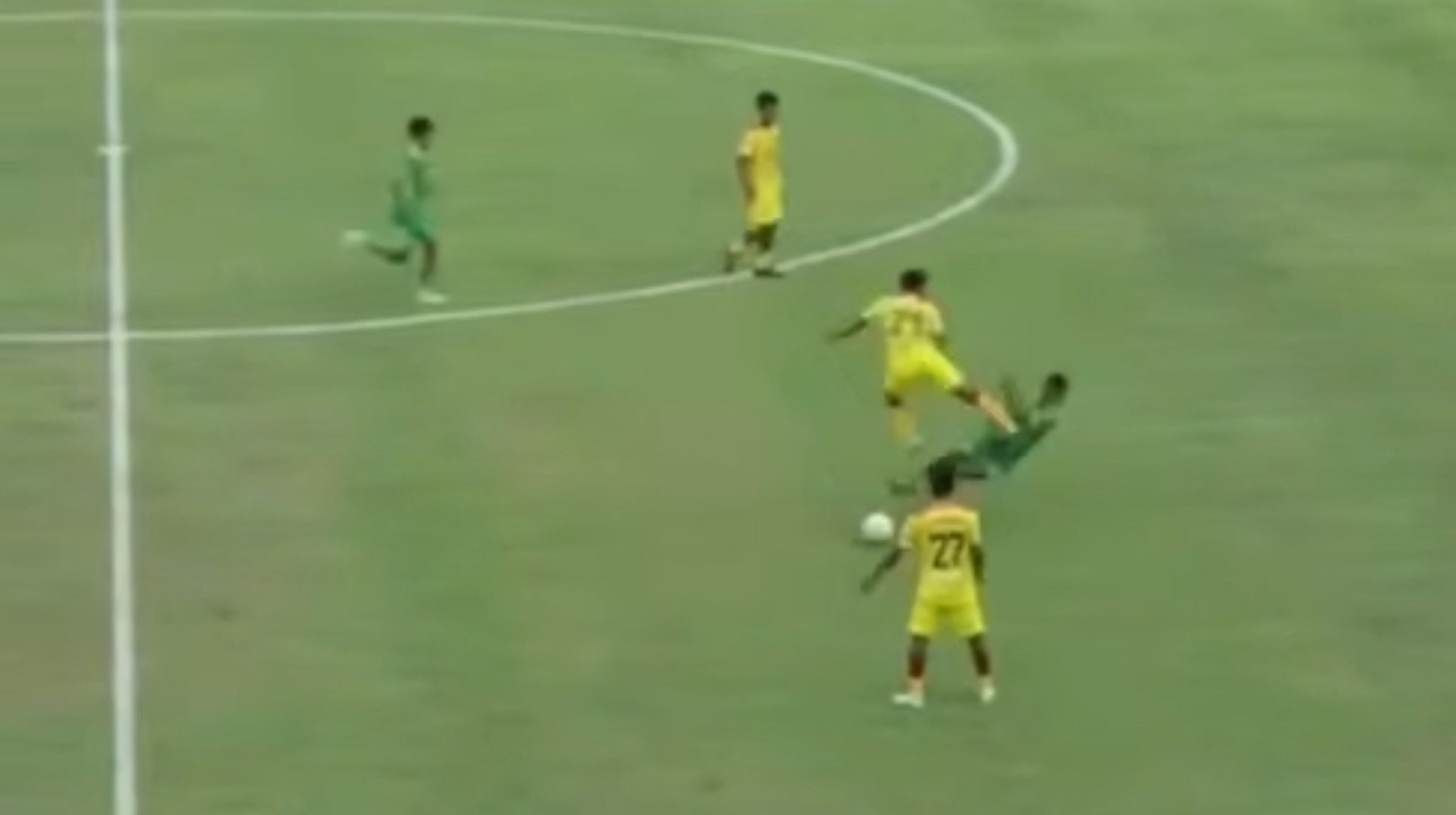 Суперника виносили на ношах: в Індонезії футболіста довічно дискваліфікували за удар ногою в груди