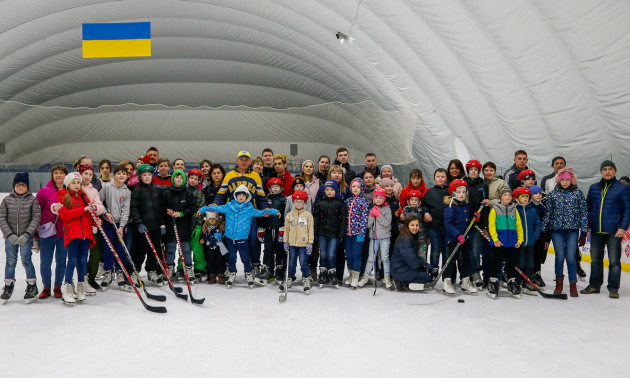 Українська хокейна ліга з благодійним фондом провели відкрите тренування для дітей з інвалідністю