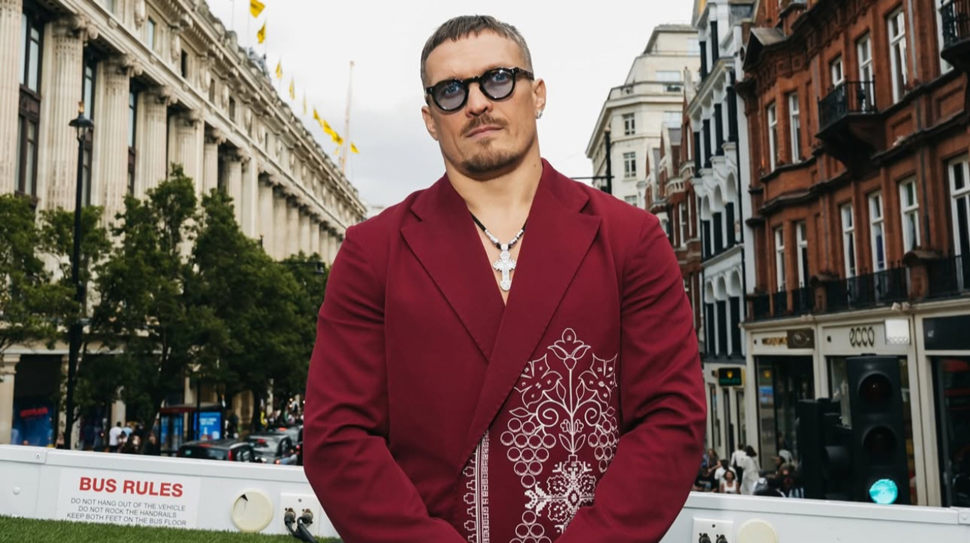 Усик проти дерев: український чемпіон потрапив у незручну ситуацію під час прогулянки Лондоном