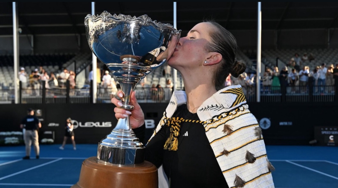 Це історія про витримку і повернення: Світоліна емоційно висловилася про трофей в Окленді