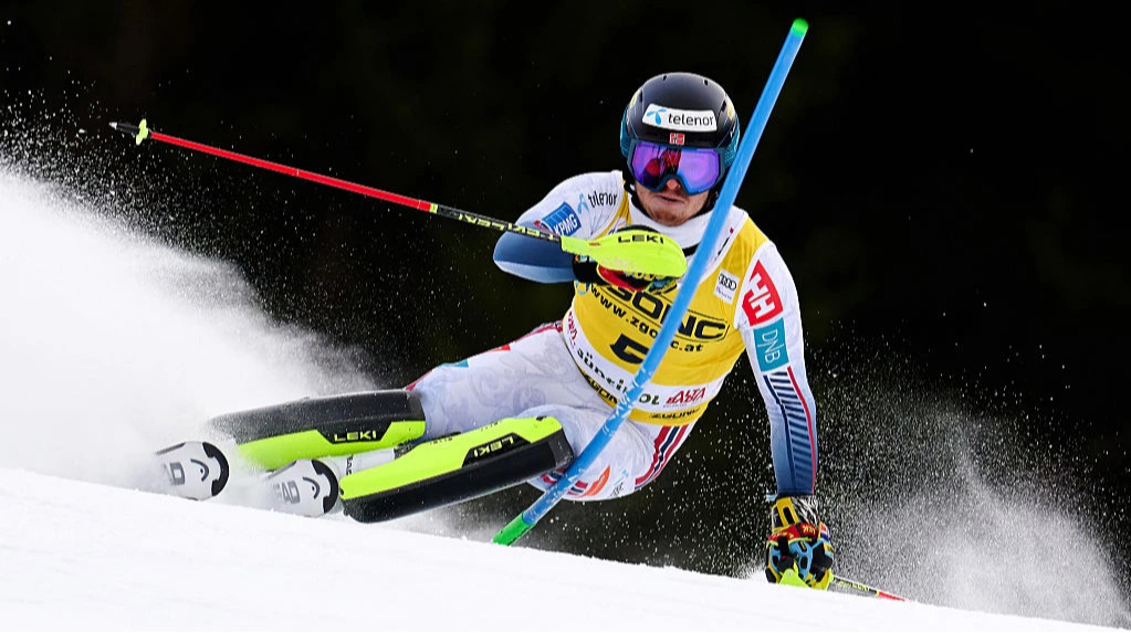 Горные лыжи. Макграт выиграл слалом в Венгене