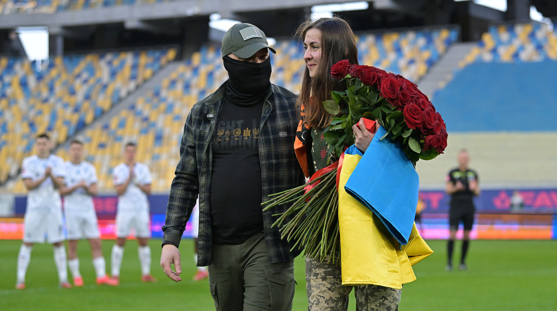 Военный сделал предложение медику перед матчем УПЛ: они вместе прошли плен