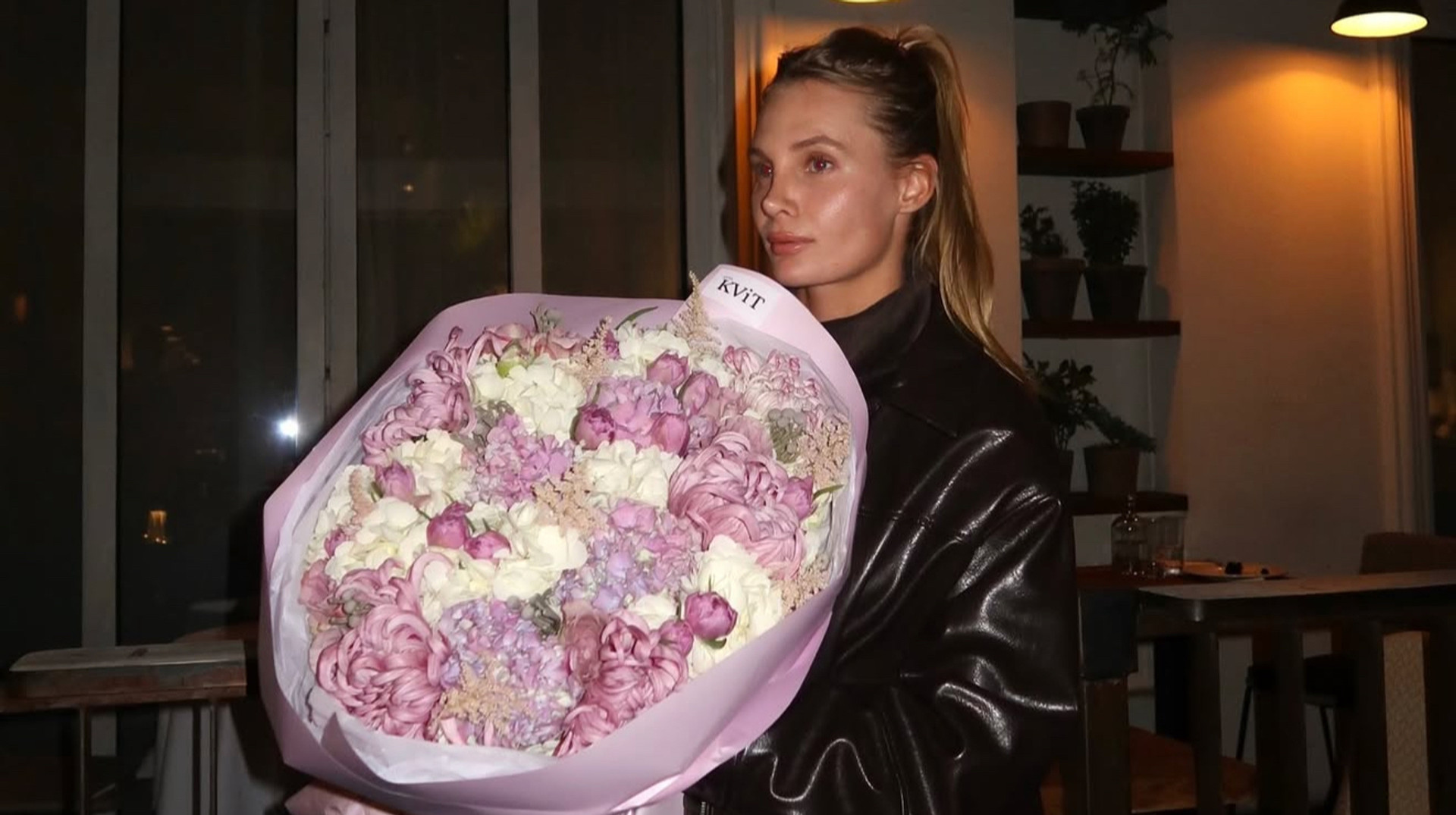 Шикарний букет квітів: Ястремська показала, як її вдома зустрів коханий