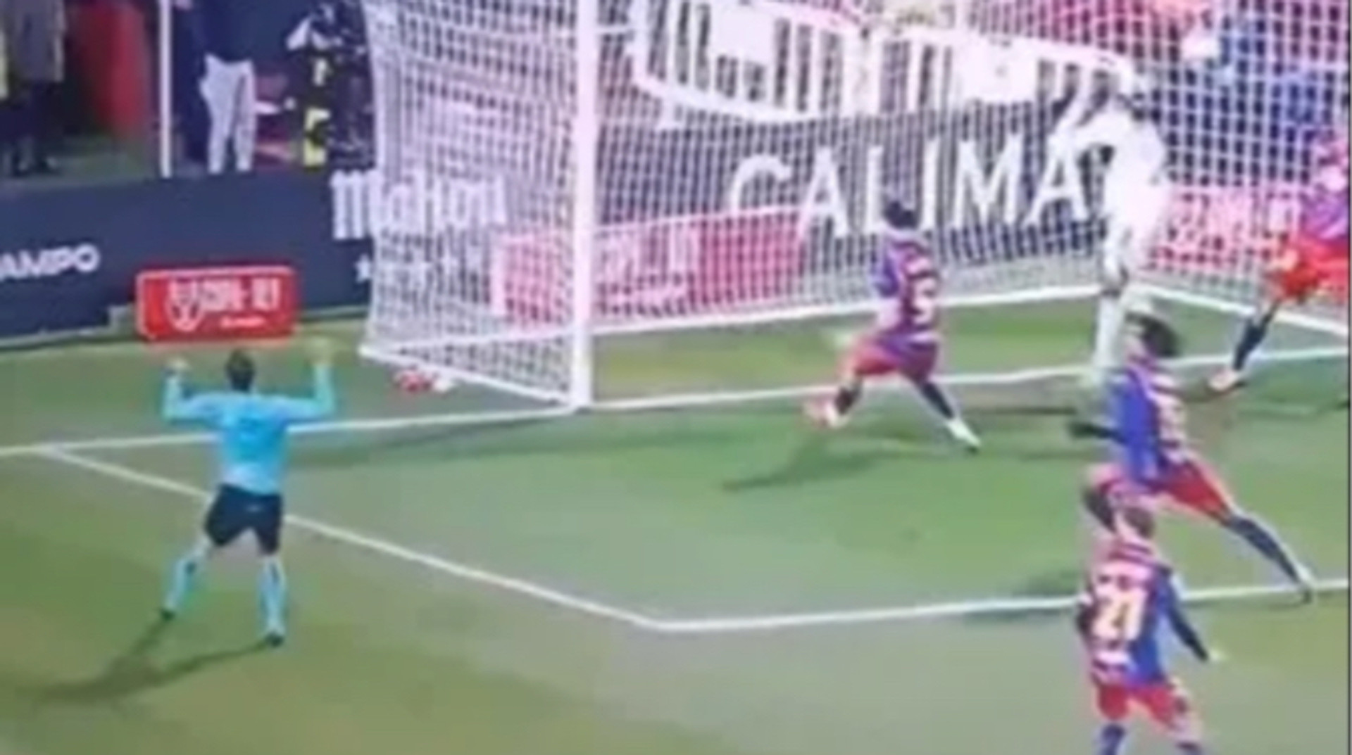 Скандал під час матчу Барселони: суддя ледь не відсвяткував гол суперника у межах Кубку Іспанії