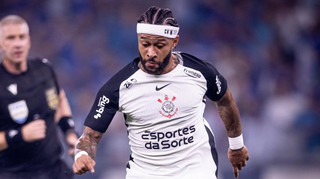 Сидів у телефоні на лаві запасних: зірковий футболіст потрапив у скандал в Бразилії