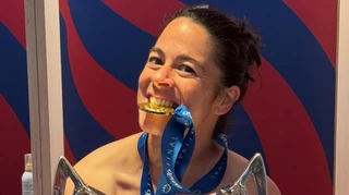 Зірка Барселони відсвяткувала тріумф у Лізі чемпіонів пікантним фото: позувала топлес з кубком
