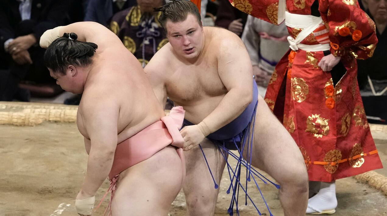 Взял за маваши и вытолкал за дохйо: украинец Аонишики одержал очередную победу на турнире Kyushu 2025