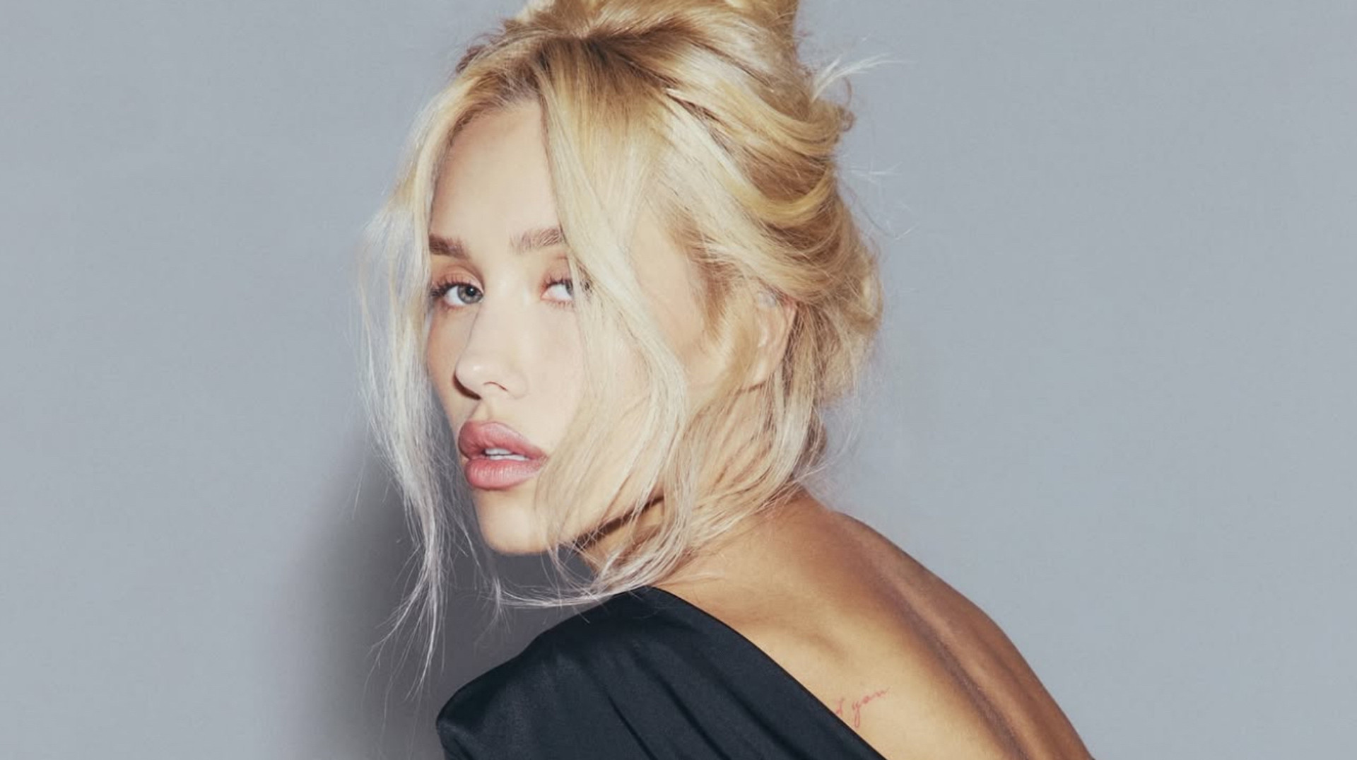 Невеста звезды Динамо устроила эффектную фотосессию в роскошных платьях