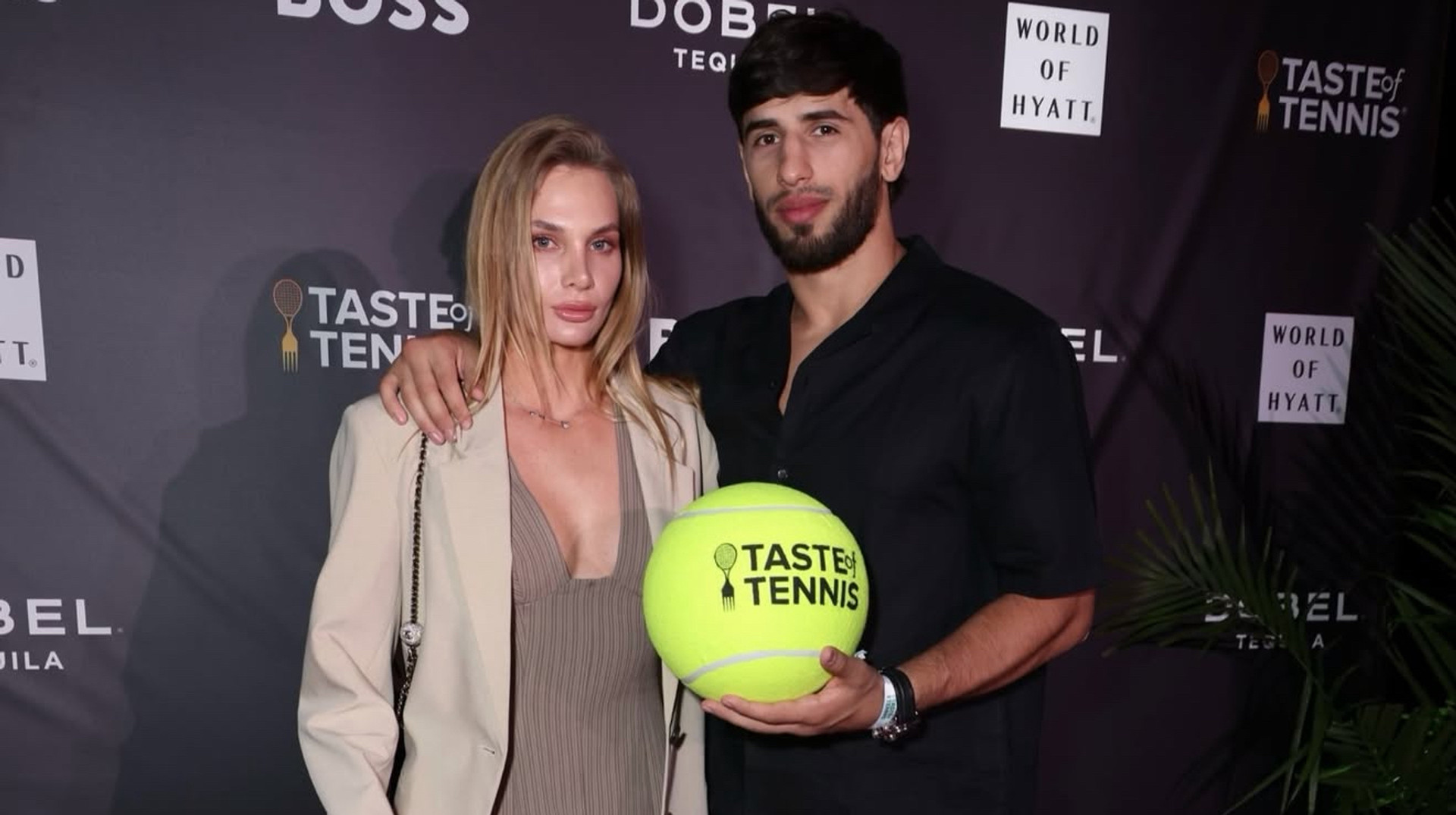 Ястремська засвітилася на гламурній вечірці в США з українським бійцем ММА