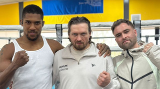 Джошуа провів тренування у залі Усика, зробивши фото з Олександром на тлі українського прапору