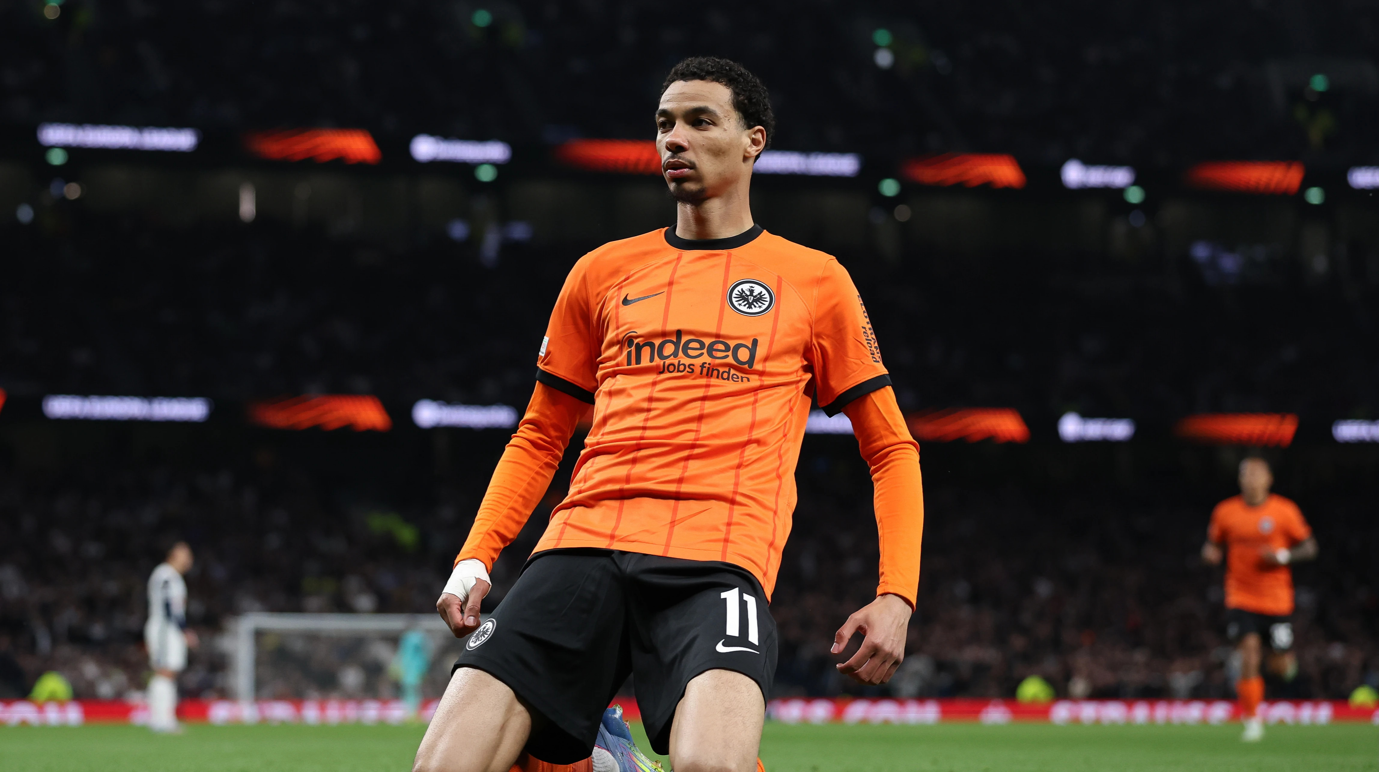 Ньюкасл включился в борьбу за нападающего Айнтрахта