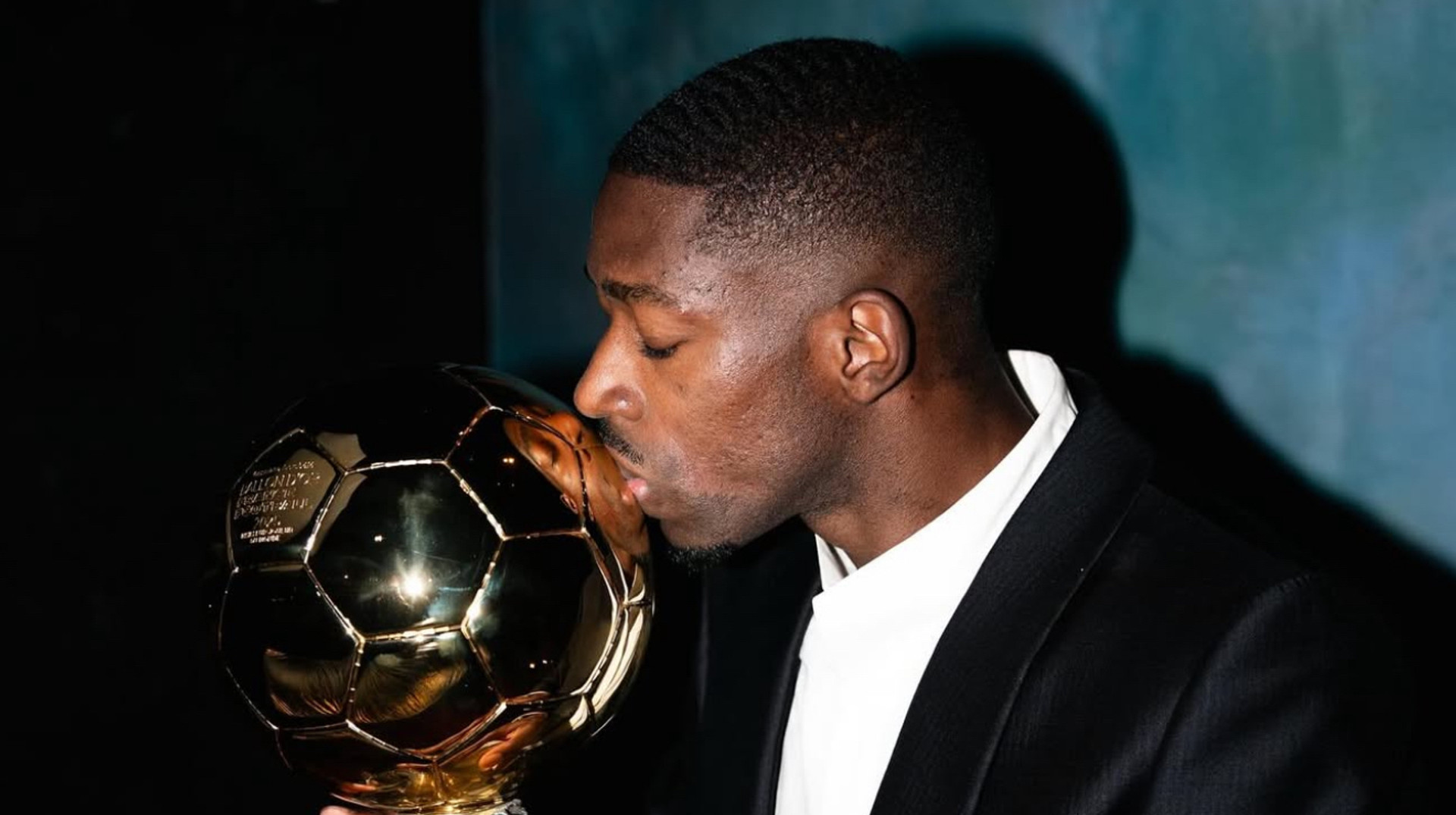 Париж в огне: фанаты ПСЖ отпраздновали с пиротехникой Золотой мяч Дембеле