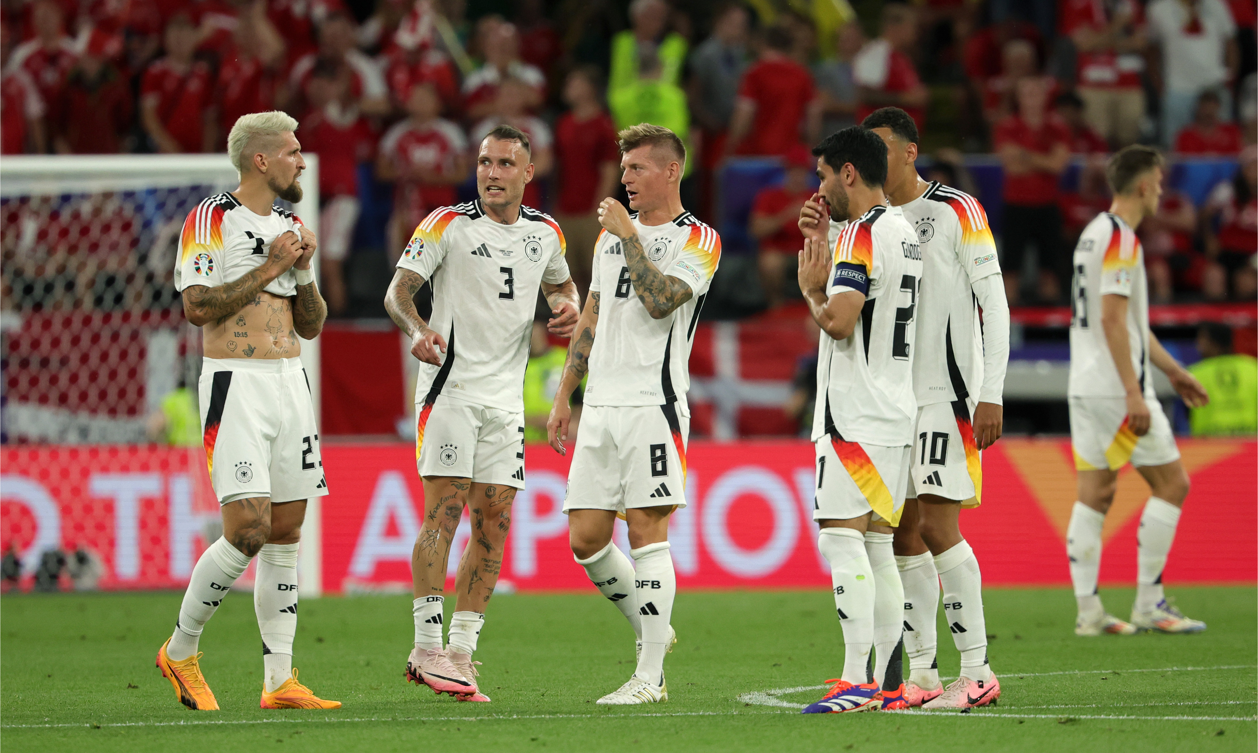 Матч Германия — Дания приостановили из-за непогоды