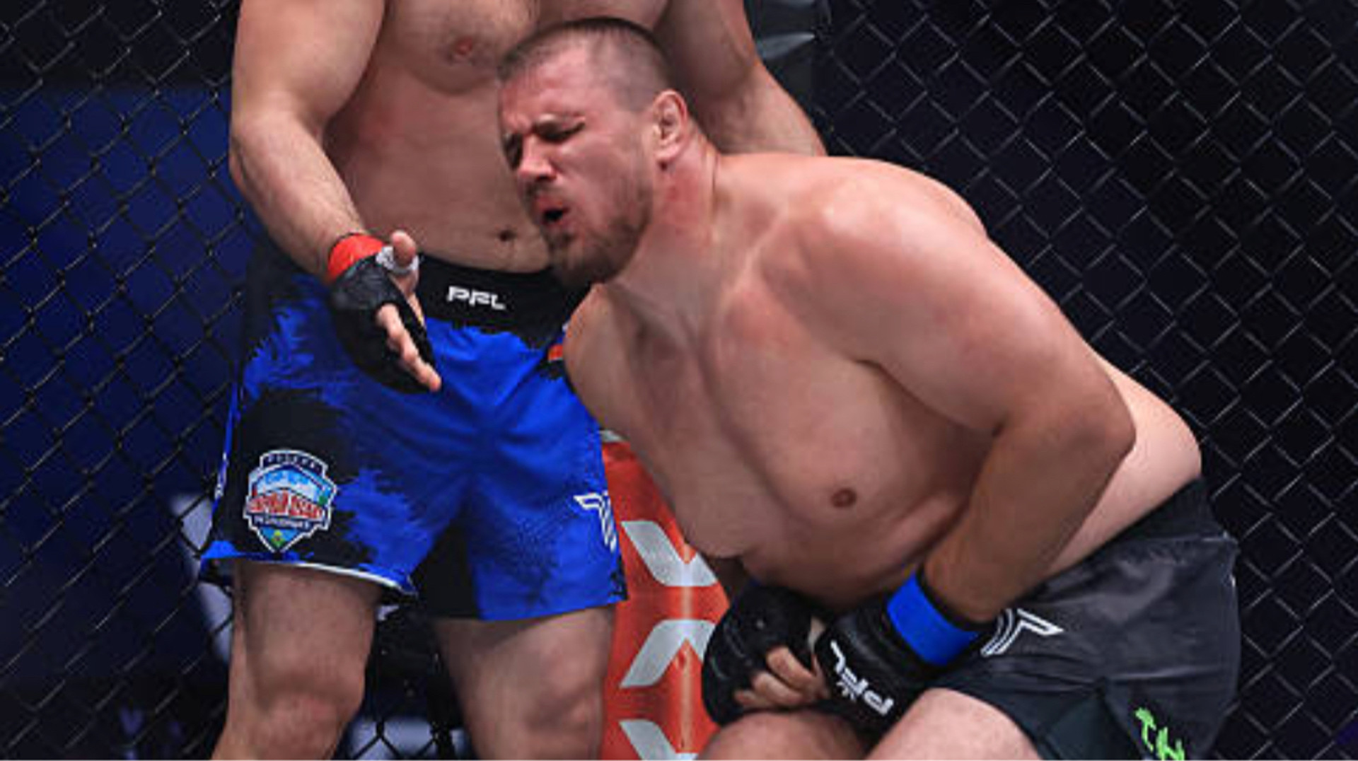 Російський боєць PFL зірвав поєдинок, нокаутувавши суперника шаленим ударом поміж ніг