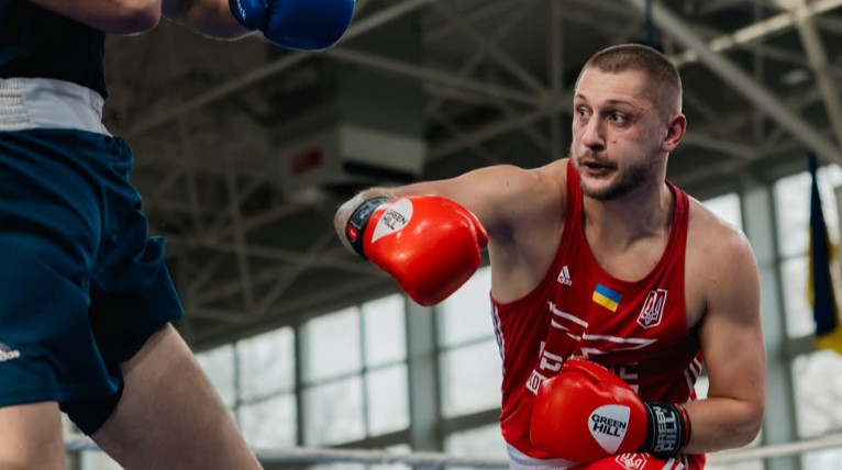 Толмачев потерпел поражение в первом бою на чемпионате мира-2025