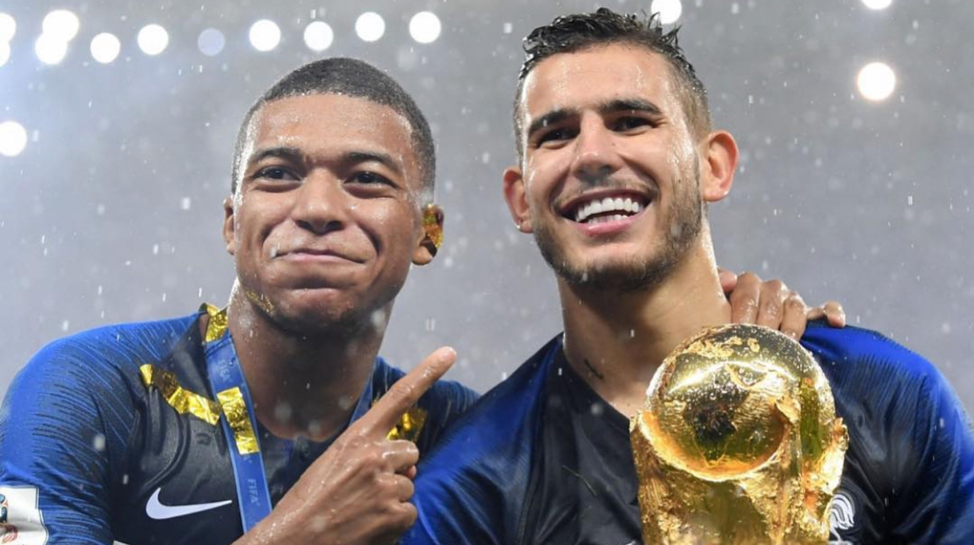 Звездный одноклубник Забарного установил у себя во дворе статую с главным трофеем в карьере