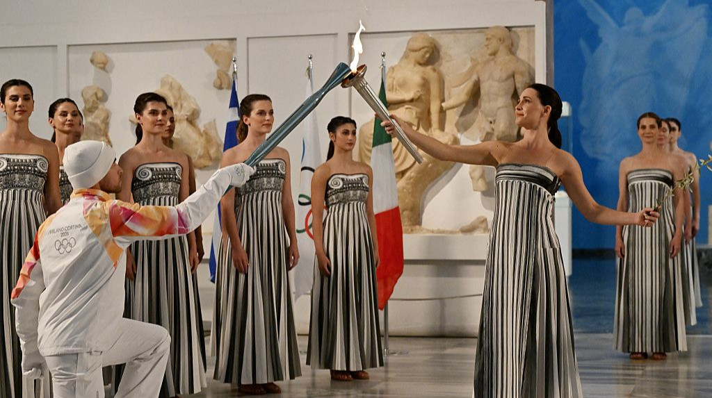 Погода внесла коррективы: в Греции зажгли олимпийский огонь Игр-2026