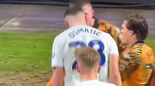 Знов за старе: скандальний гравець Престона вдарив суперника головою і влаштував бійку