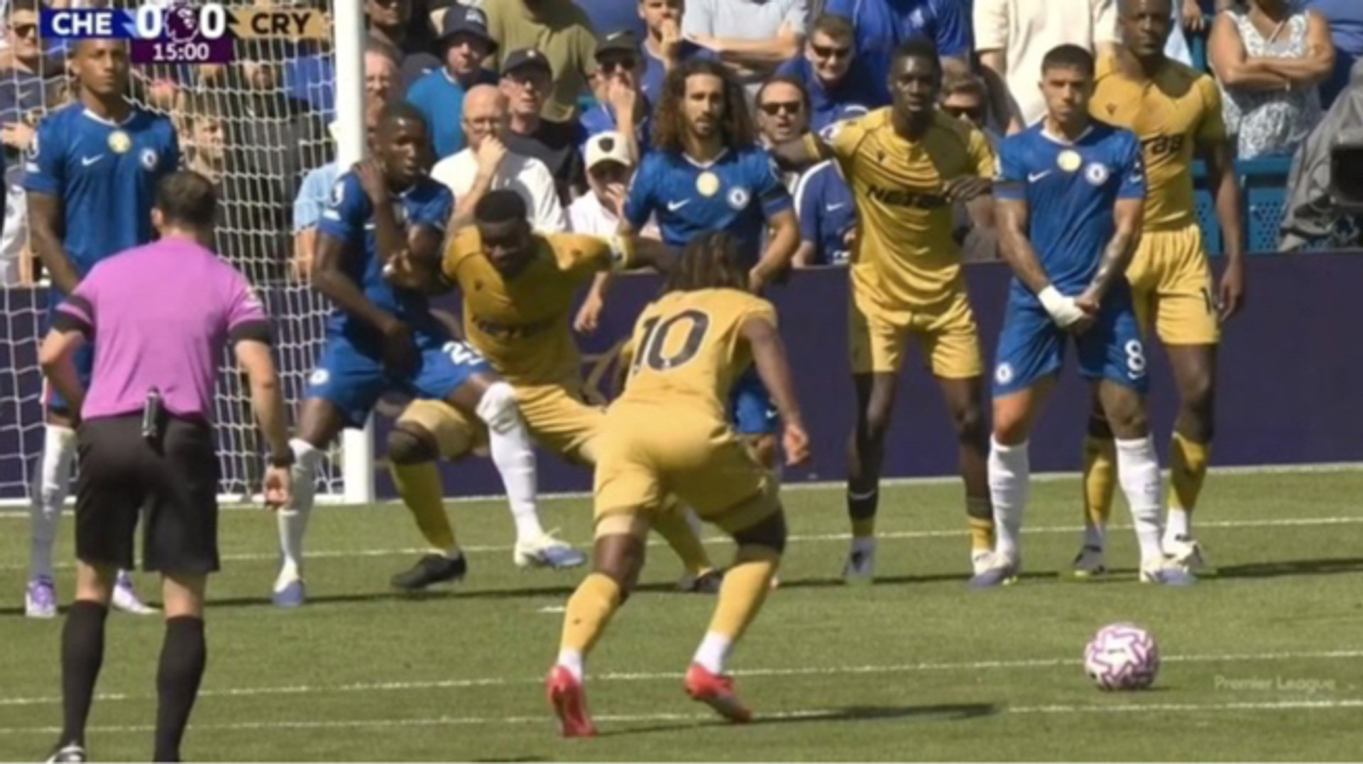 Скандал в матче АПЛ: гол в ворота Челси после шедеврального штрафного отменили из-за странного правила