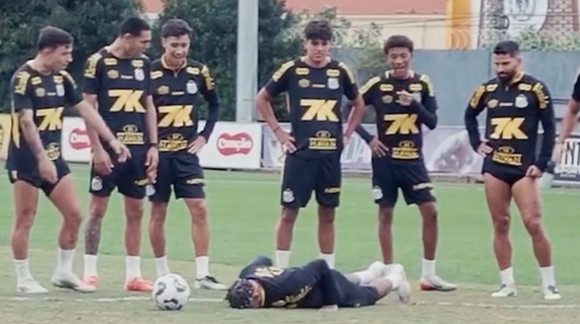 Зганьбився на тренуванні: Неймар епічно зловив крота перед гравцями Сантоса