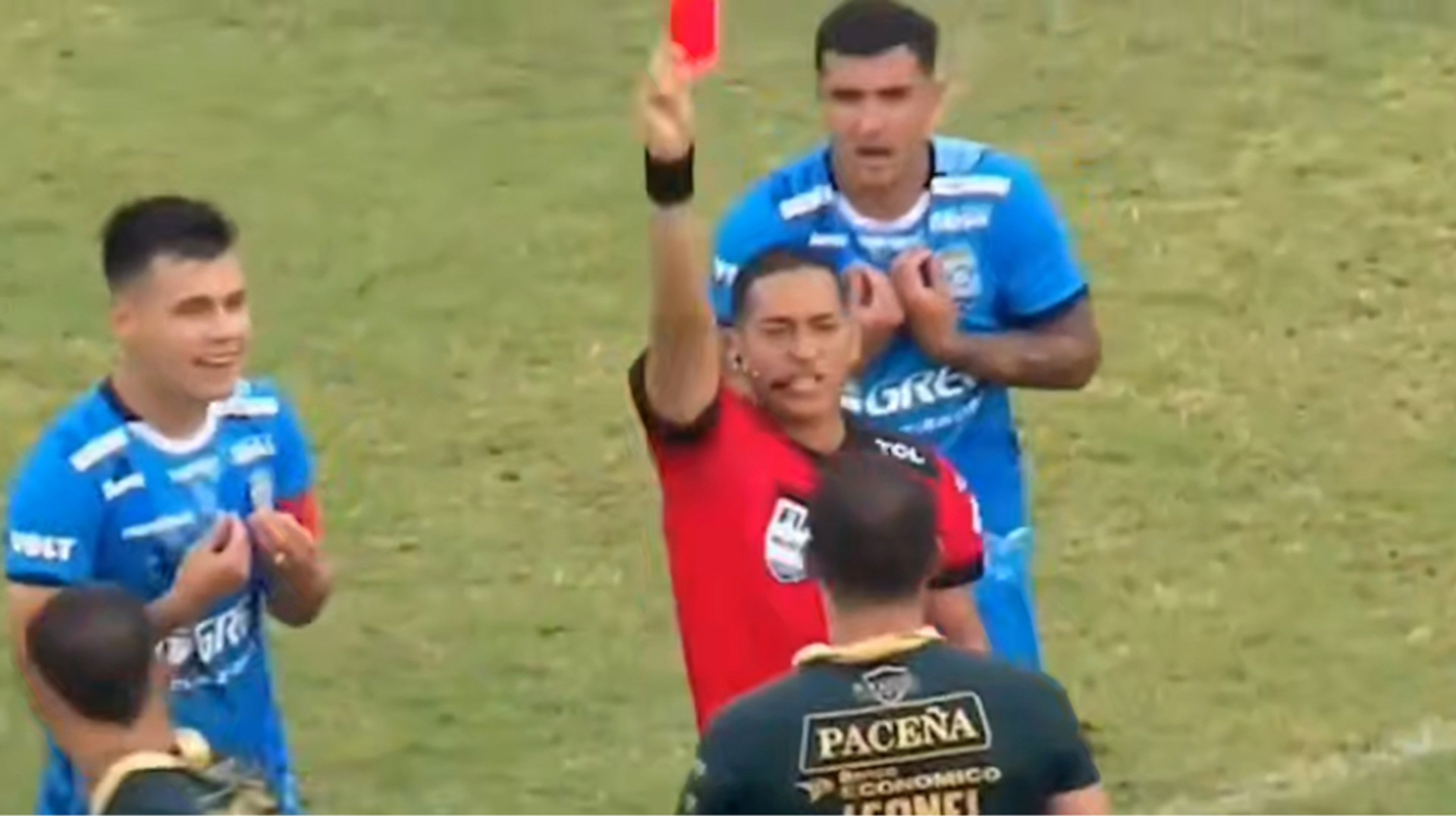 Массовая драка из-за лужи: в Боливии судья показал семь красных карточек в одном матче