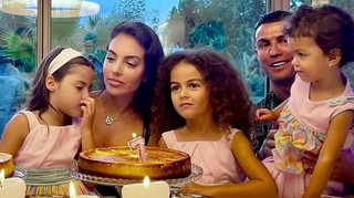 Оточений сильними жінками: Роналду ніжно привітав родину з 8 березня