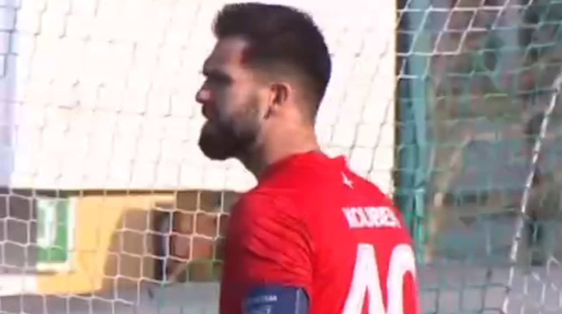 Вот это точность: в Чехии голкипер выбил мяч прямо на балкон соседнего дома