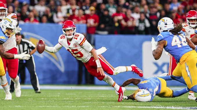 Махоумс і Келсі розпочали сезон НФЛ поразкою від Чарджерс у Бразилії