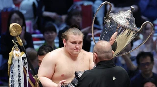 Кубок Імператора, інші почесті та конверти: що отримують зіркові сумоїсти за перемоги