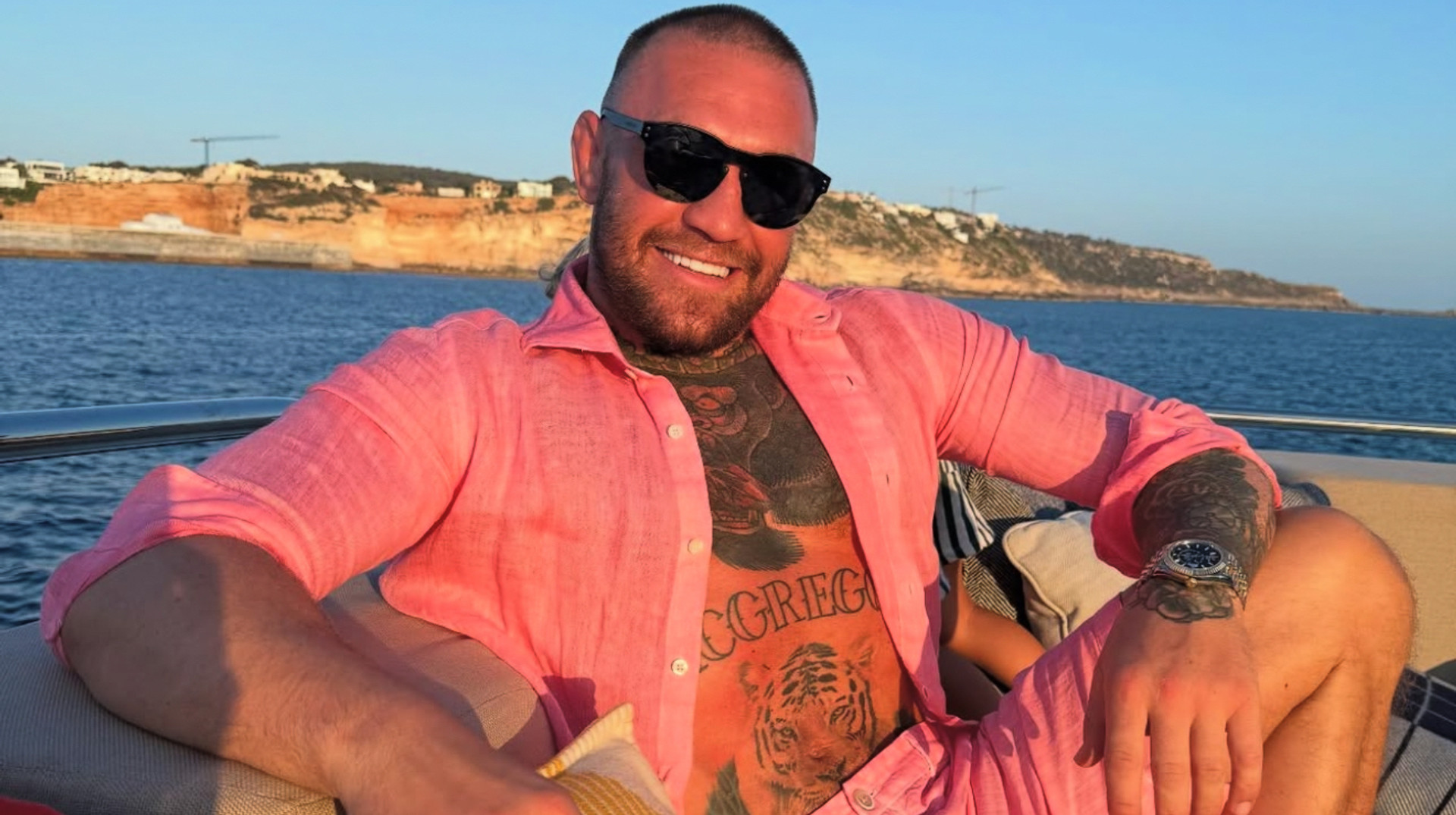 Зраджує дружині? Макгрегора застукали із незнайомою жінкою на відпочинку