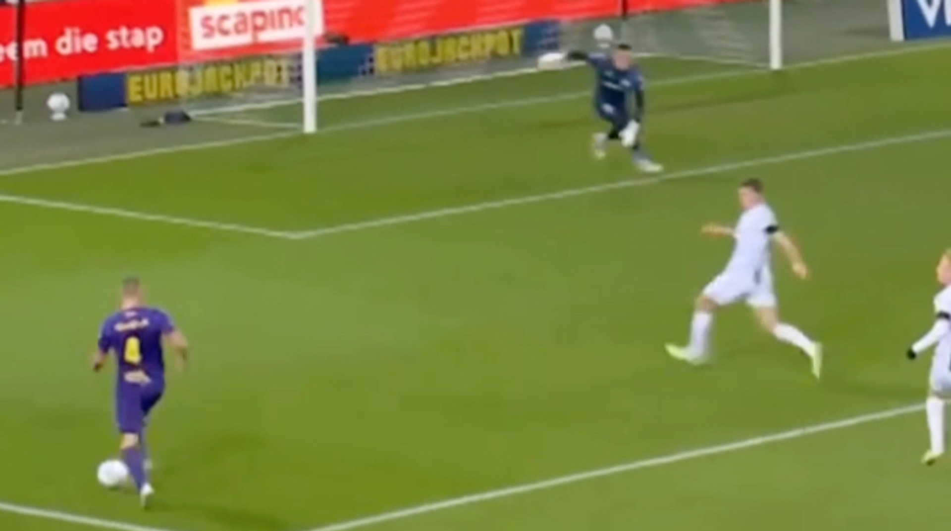 Хитрий трюк з футбольного симулятору: воротар епічно надурив нападника в матчі Ередивізі